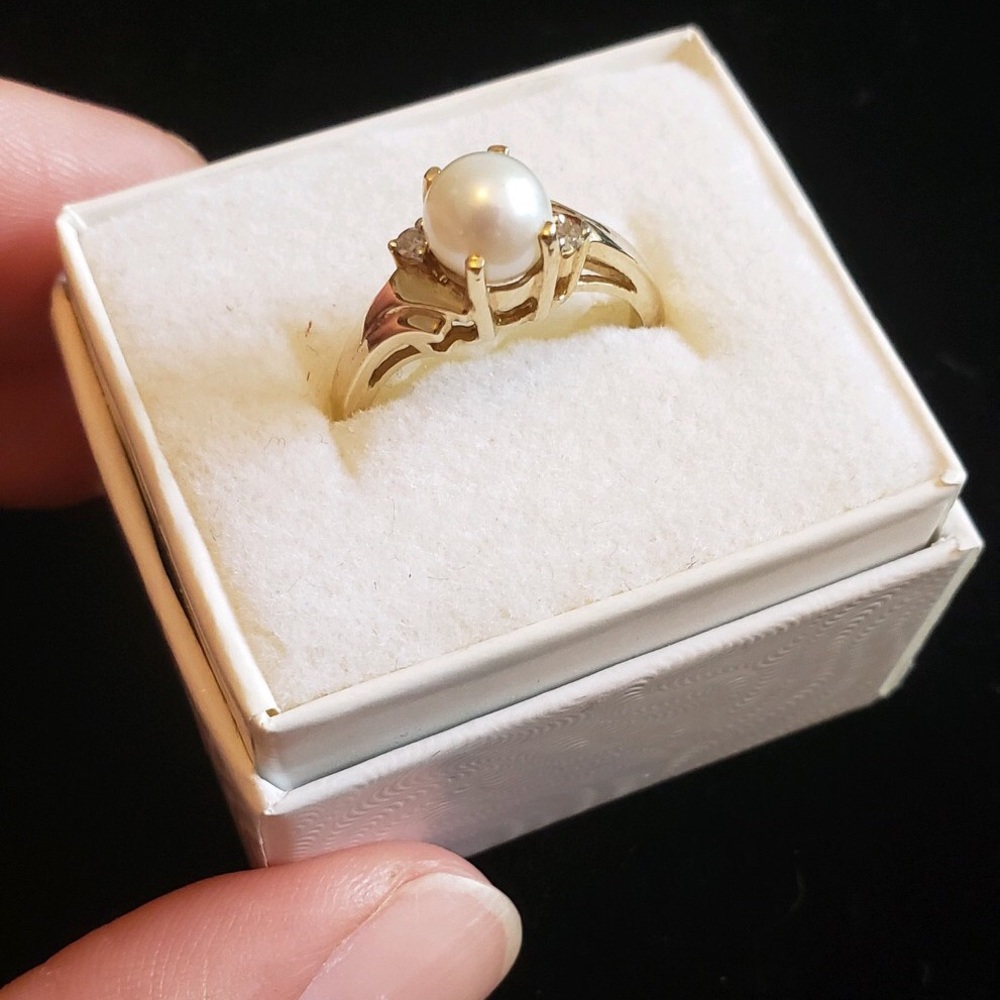Natural Pearl and Diamond 10K gold ring size 6.25
